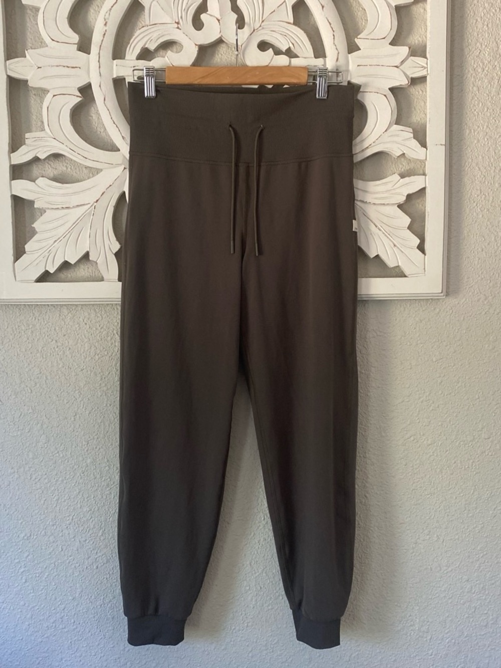 EUC Vuori High-Waist Olive Jogger Pants